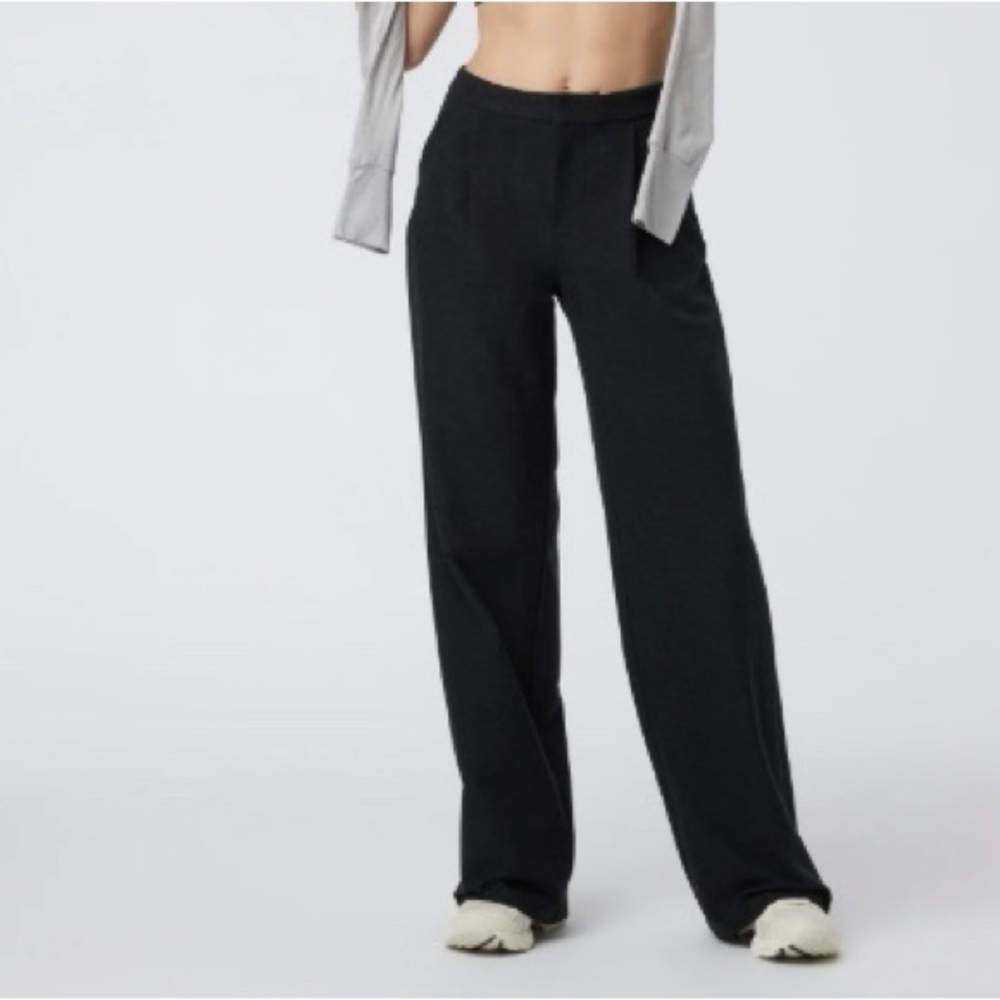 VUORI - Elevation Trouser 
Women’s DreamKnit Move Pants